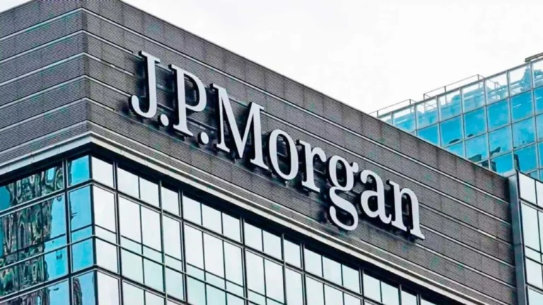 JP Morgan reduce exposición en pesos y enciende alarmas por el futuro cambiario de la Argentina